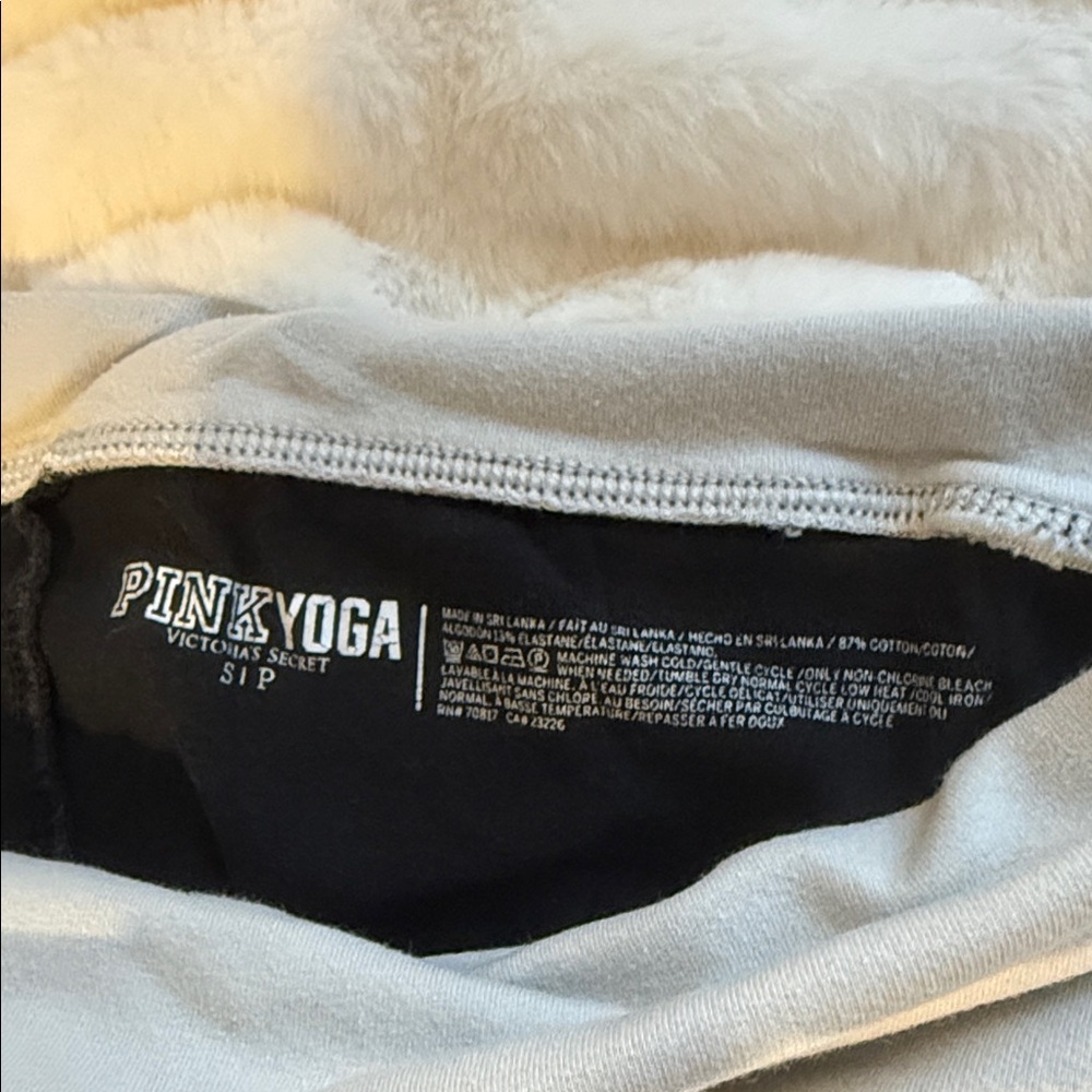 Victoria's Secret Pink Yoga Capris with Blue Accents C3 - Picture 2 of 4